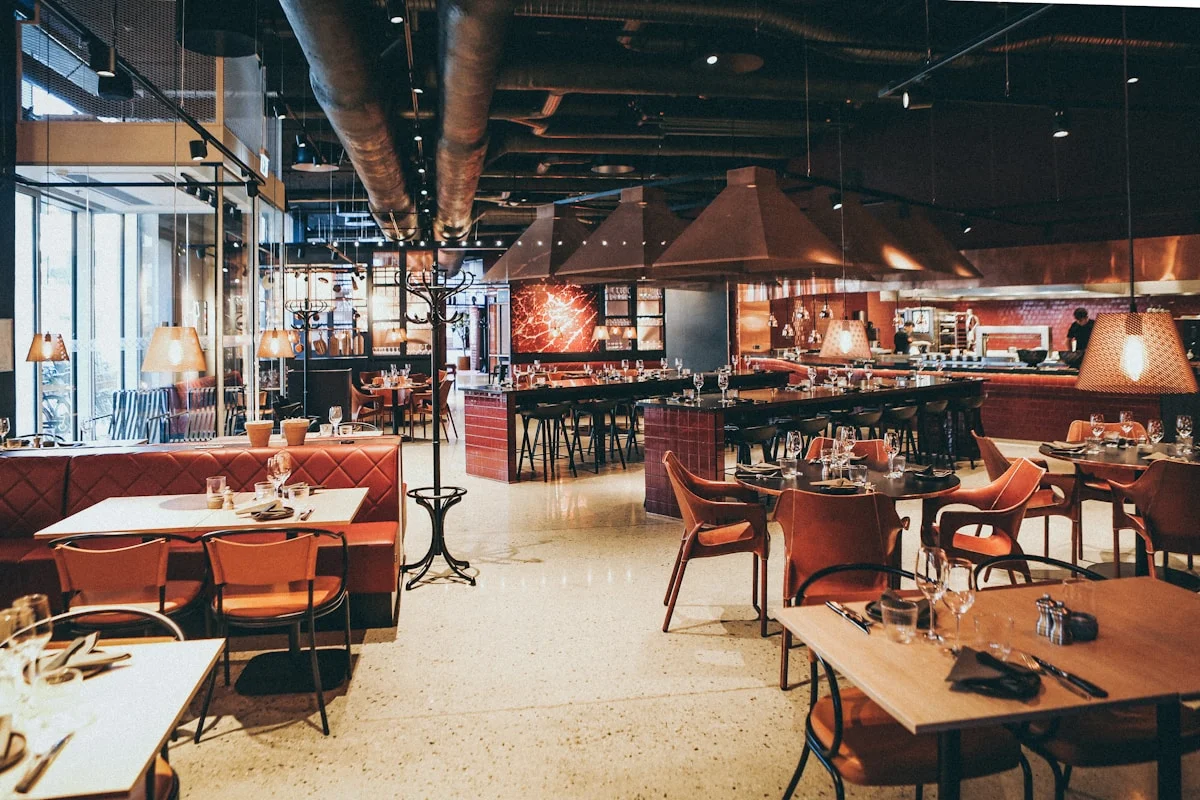 Cuisine professionnelle de restaurant avec équipement en inox